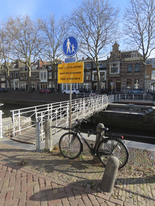 901600 Gezicht op de loopbrug over de Weerdsluis te Utrecht, bij de Bemuurde Weerd W.Z. Op de voorgrond een ...